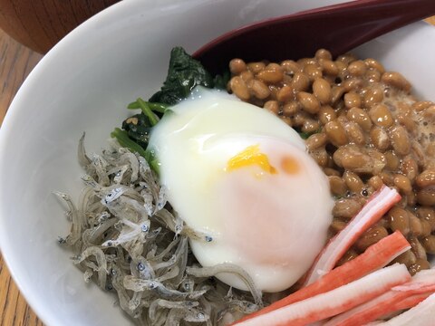 混ぜて食べてね☆納豆の彩りどんぶり